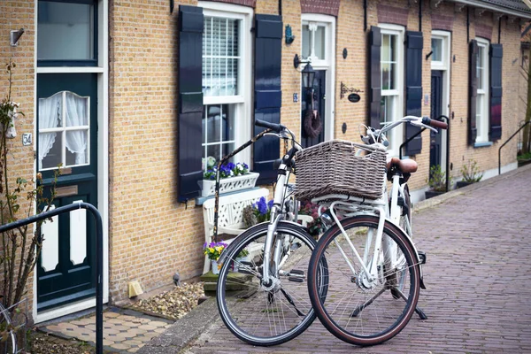 复古自行车与篮子站在 Kinderdij 的街道上 — 图库照片