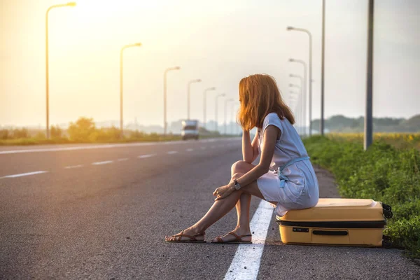 Problemas Viagem Menina Está Sentada Uma Mala Amarela Lado Roa — Fotografia de Stock