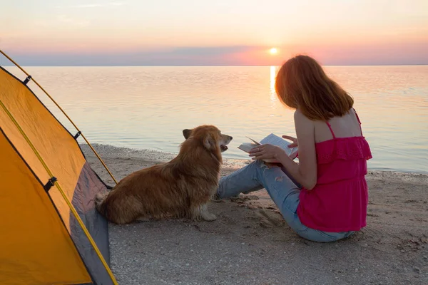 Glückliches Wochenende Meer Mädchen Mit Hund Einem Zelt Strand Morgengrauen — Stockfoto