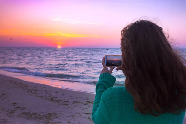 Flickan Tar Bilder Smartphone Soluppgången — Stockfoto