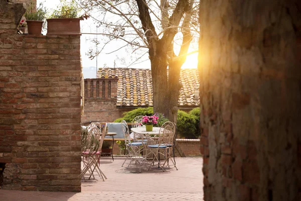 Café Pequeno Pátio Mesas Cadeiras Cidade Itália Certaldot Toscana Ital — Fotografia de Stock