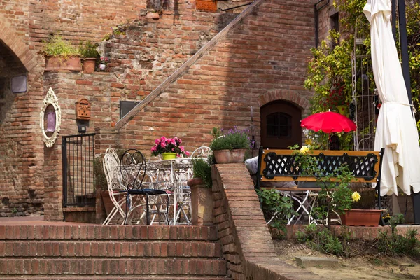 Café Pequeño Patio Mesas Sillas Ciudad Italia Certaldot Toscana Ital — Foto de Stock