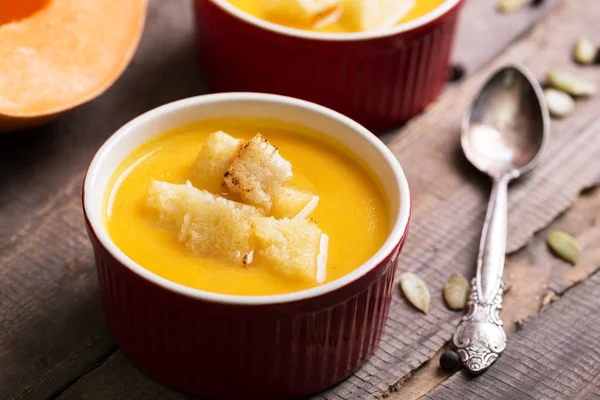 秋の美味しくて健康的なカボチャのスープのクレア — ストック写真