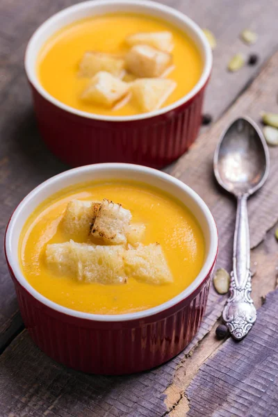 秋の美味しくて健康的なカボチャのスープのクレア — ストック写真