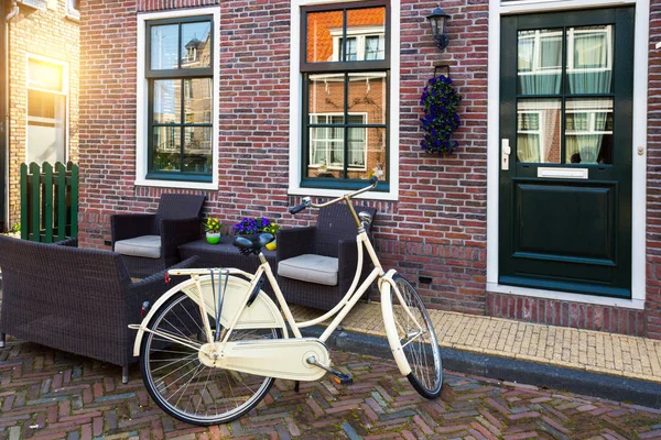 美丽的街道在渔村 Volendam 在荷兰 — 图库照片