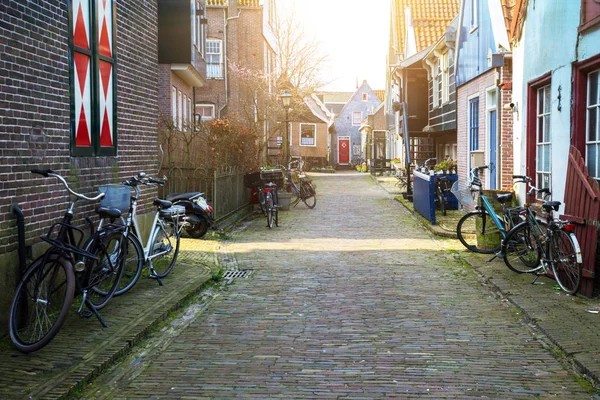 美丽的街道在渔村 Volendam 在荷兰 — 图库照片