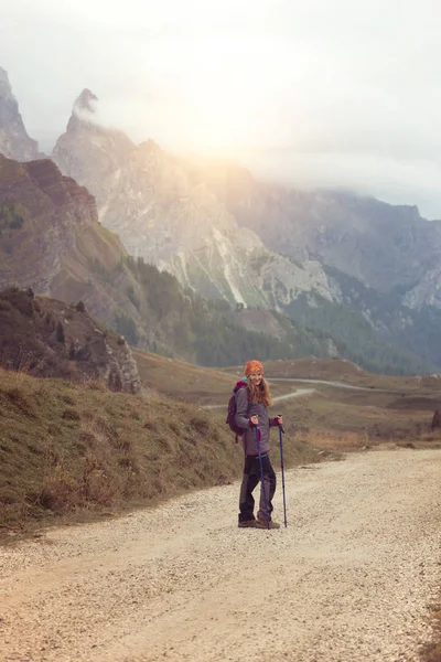 Boldog Mosolygó Lány Túrázó Hegyek Dolomitok Olaszország Völgy Vie — Stock Fotó