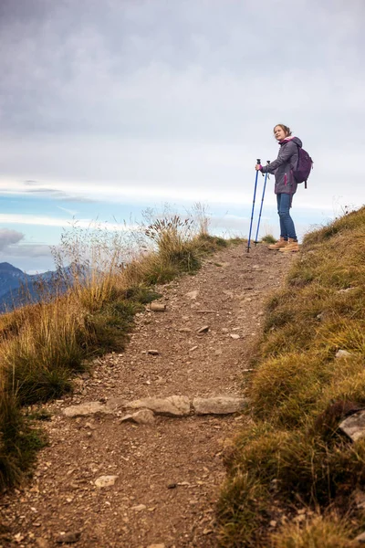 Turysta Dziewczyna Spaceru Wzdłuż Szlaku Górach Dolomity Ital — Zdjęcie stockowe