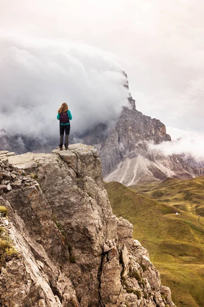 Flicka Som Står Vid Kanten Rock Dolomiterna Italien — Stockfoto