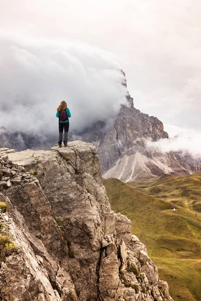 Lány Szikla Szélén Állt Dolomitok Olaszország — Stock Fotó