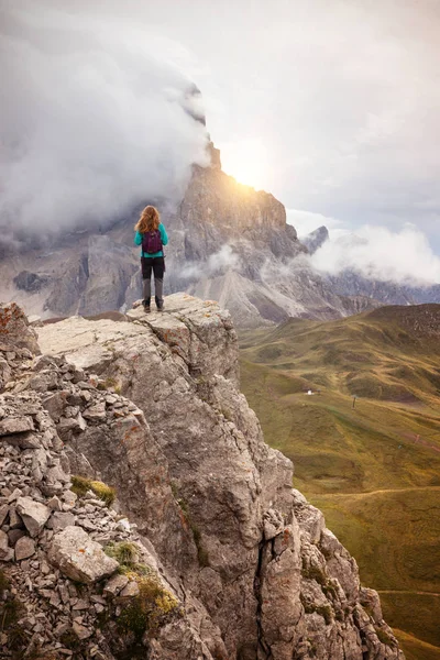 Rock Kenarında Duran Kız Dolomites Talya — Stok fotoğraf