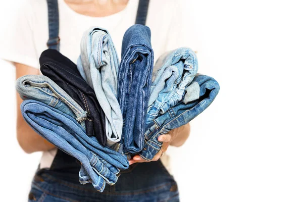 Hält Das Mädchen Einen Stapel Jeans Den Händen Reinigung Schrank — Stockfoto