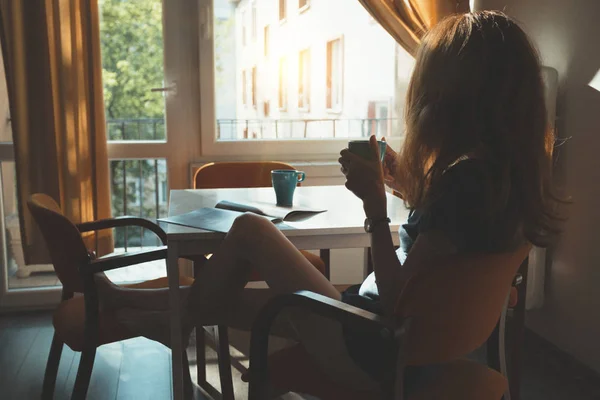 Manhã Feliz Menina Está Sentada Cozinha Bebendo Café Manhã — Fotografia de Stock