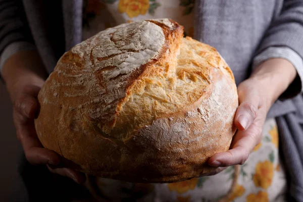 Bäckermädchen Mit Frischer Weißer Brühe — Stockfoto