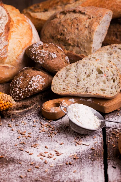 Olika Färskt Bröd Och Bullar Träbordet — Stockfoto