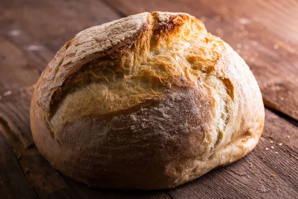 Großer Laib Brot Auf Einem Holztisch — Stockfoto