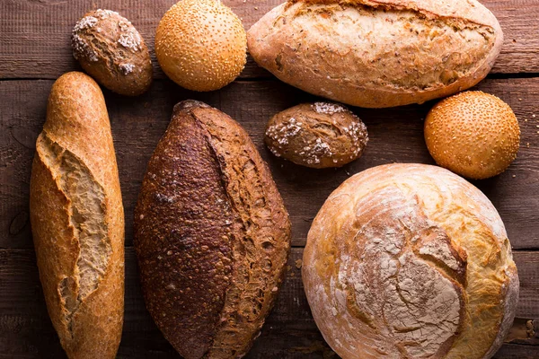 Різні Свіжий Хліб Булочки Дерев Яній Тарілці — стокове фото