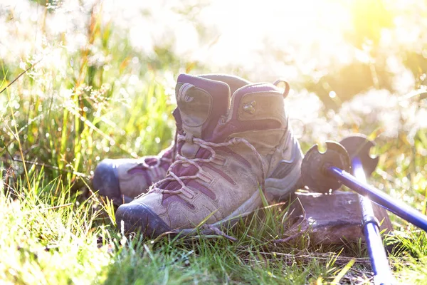 Viajar Turista Excursión Través Las Montañas Las Botas Bastón Trekking —  Fotos de Stock