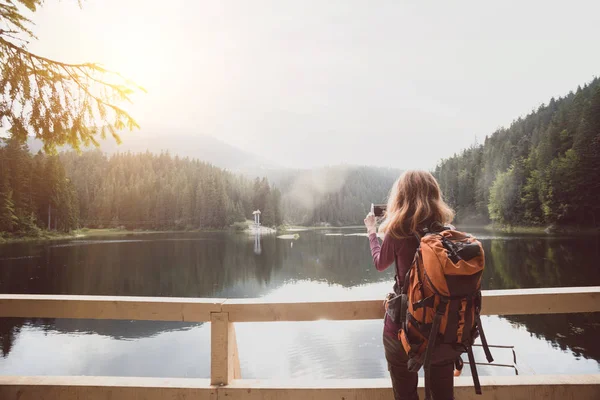 Chica Turística Haciendo Una Sesión Fotos Del Lago Montaña Synevyr —  Fotos de Stock