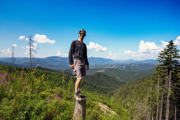 Feliz Hombre Sonriente Excursionista Las Montañas Cárpatos Ucrania — Foto de Stock
