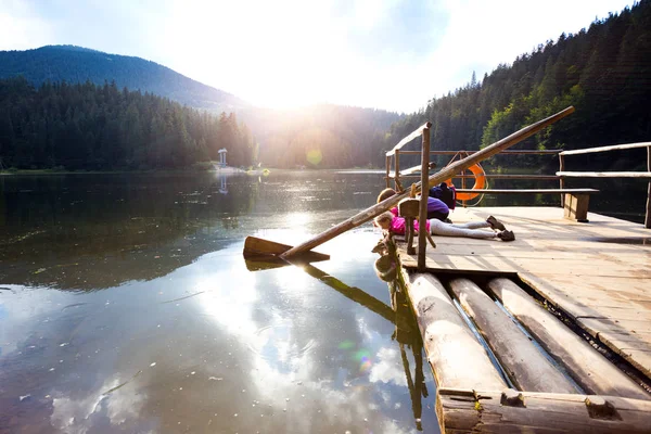 Turystyczne Dla Dzieci Dziewczyn Górskie Jezioro Karpaty Ukraina — Zdjęcie stockowe
