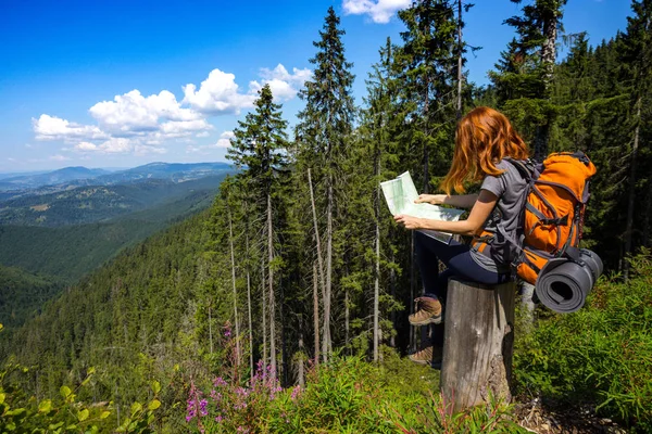 Campeggio Escursionista Ragazza Con Una Mappa Alle Montagne Dei Carpazi — Foto Stock