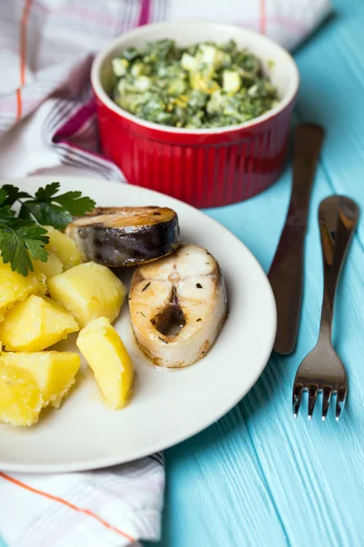 Traditionell Skandinavisk Middag Kokt Potatis Och Makrill Blå Backgroun — Stockfoto