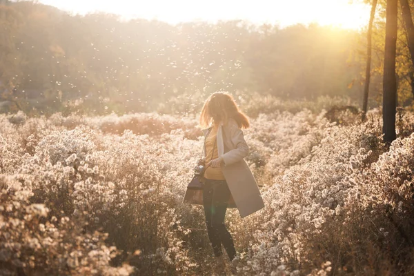 Vintage Autumn Girl Vintage Camera Walks Fields Fluffy Dandelions Sunse — Stock Photo, Image