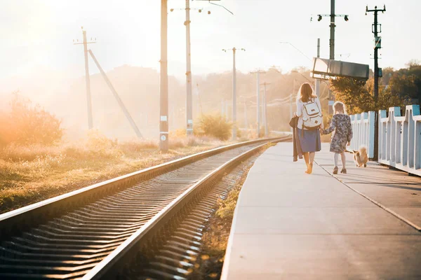 Dia Outono Mãe Filha Estão Andando Longo Trem Esperando Trai — Fotografia de Stock