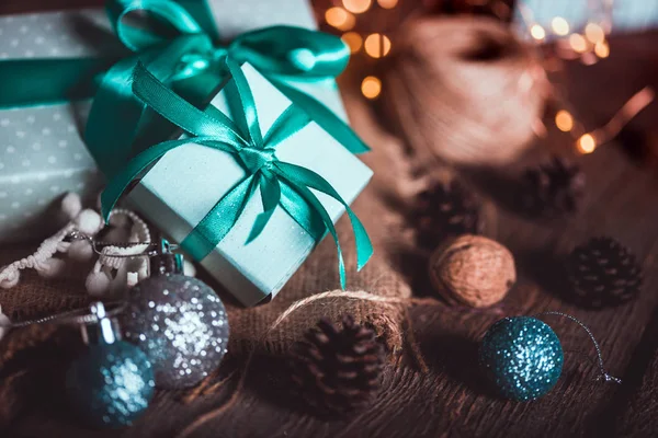 Kerstmis Een Groep Geschenken Achtergrond Van Slinger — Stockfoto