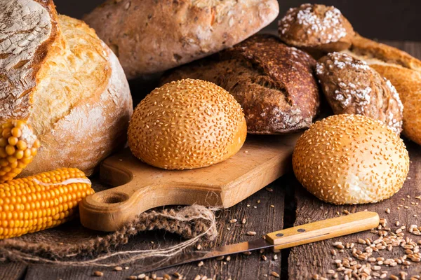 Olika Färskt Bröd Och Bullar Träbordet — Stockfoto