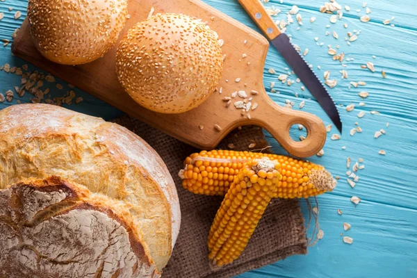 Verschiedene Frische Brote Und Brötchen Auf Blauem Grund — Stockfoto