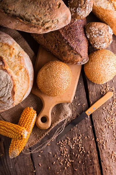 Olika Färskt Bröd Och Bullar Träbordet — Stockfoto