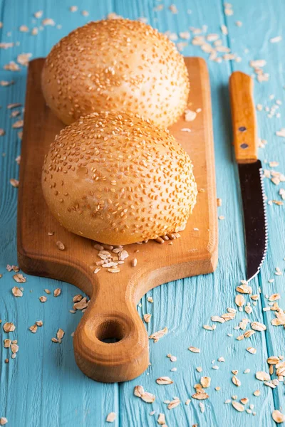 Verschiedene Frische Brote Und Brötchen Auf Dem Holztisch — Stockfoto