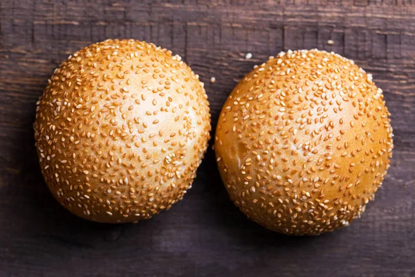 Smakelijk Broodjes Voor Broodje Met Sesamzaad Houten Tabl — Stockfoto