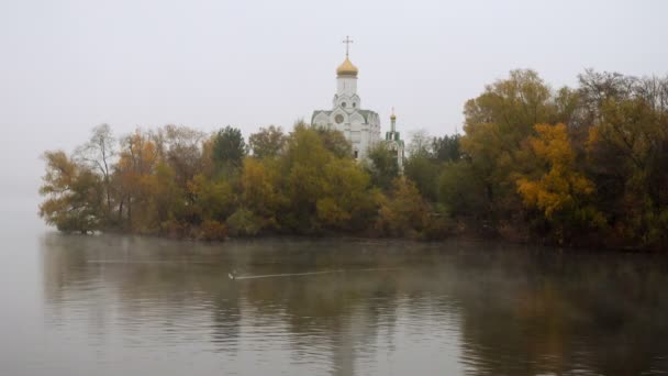 Iglesia Ortodoxa Una Isla Otoño Con Niebla Sobre Agua — Vídeos de Stock