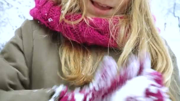 Niña Feliz Jugando Con Bolas Nieve Día Invierno Nevado — Vídeos de Stock