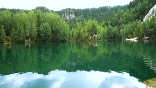 Δάσος Λίμνης Στα Βράχια Teplice Adrshpach Στην Τσεχική Δημοκρατία — Αρχείο Βίντεο