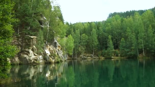 在捷克共和国的特普利采 Adrshpach 岩石森林湖 — 图库视频影像