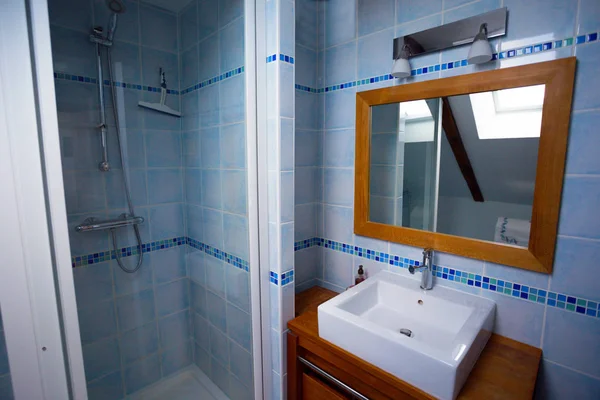 Fürdőszoba Modern Belső Térrel Zuhanyzó Kék Szín — Stock Fotó