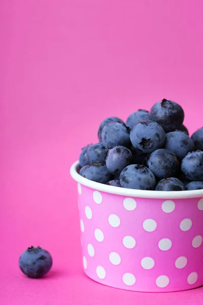 Blueberry Een Vrolijke Helder Glas Een Roze Pagina — Stockfoto