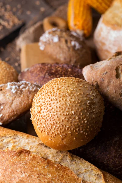 Różne Świeże Chleb Bułki Drewnianym Tabl — Zdjęcie stockowe