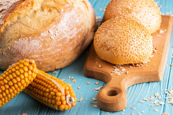 Verschiedene Frische Brote Und Brötchen Auf Blauem Grund — Stockfoto