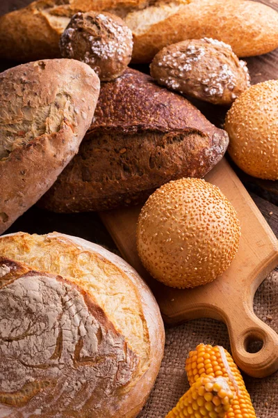 Verschiedene Frische Brote Und Brötchen Auf Dem Holztisch — Stockfoto