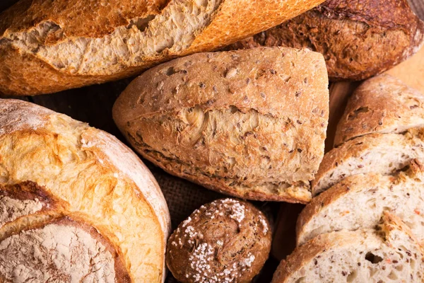 Verschiedene Frische Brote Und Brötchen Auf Dem Holztisch — Stockfoto