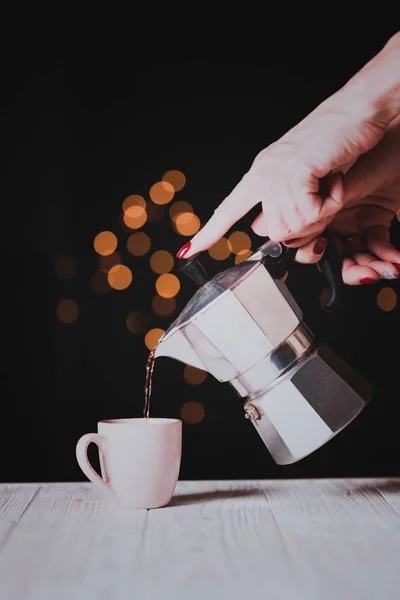 Gadis Itu Menuangkan Kopi Dari Pembuat Kopi Geyser Dalam Cangkir — Stok Foto