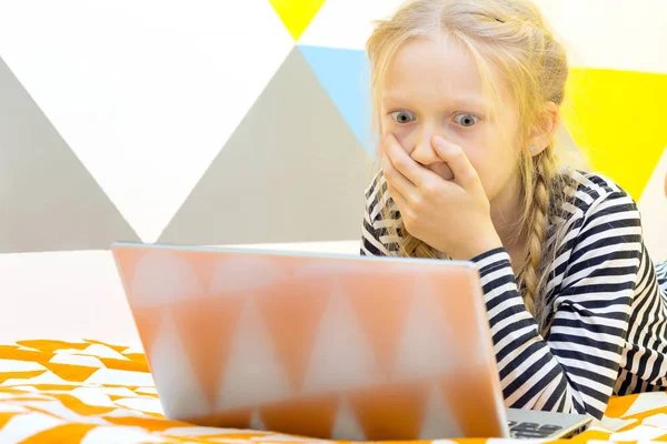 Mädchen Auf Dem Bett Kinderzimmer Spielen Auf Einem Lapto — Stockfoto