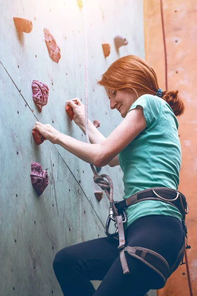 Bouldering Dziewczyna Wspinając Się Wal — Zdjęcie stockowe