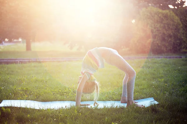 Hälsosam Livsstil Liten Flicka Göra Yoga Parken Friska Och Yoga — Stockfoto