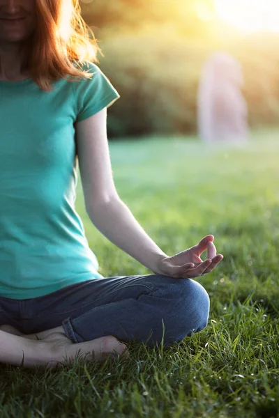 Close Van Handen Vrouw Doen Yoga Buiten Gezonde Yoga Concep — Stockfoto